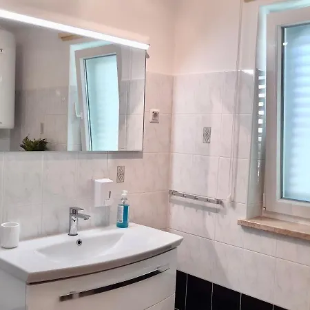 Relaxing Oasis Near Lejlighed Poreč