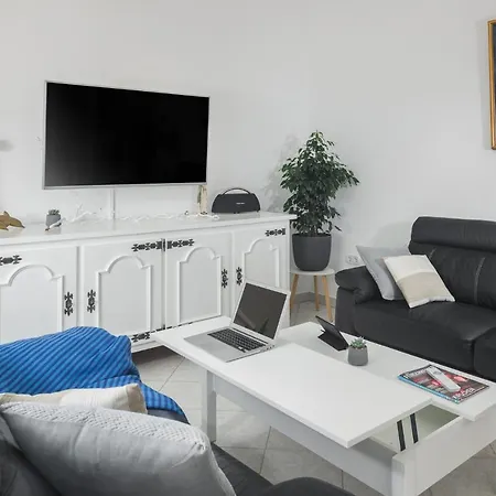 Relaxing Oasis Near Lejlighed Poreč